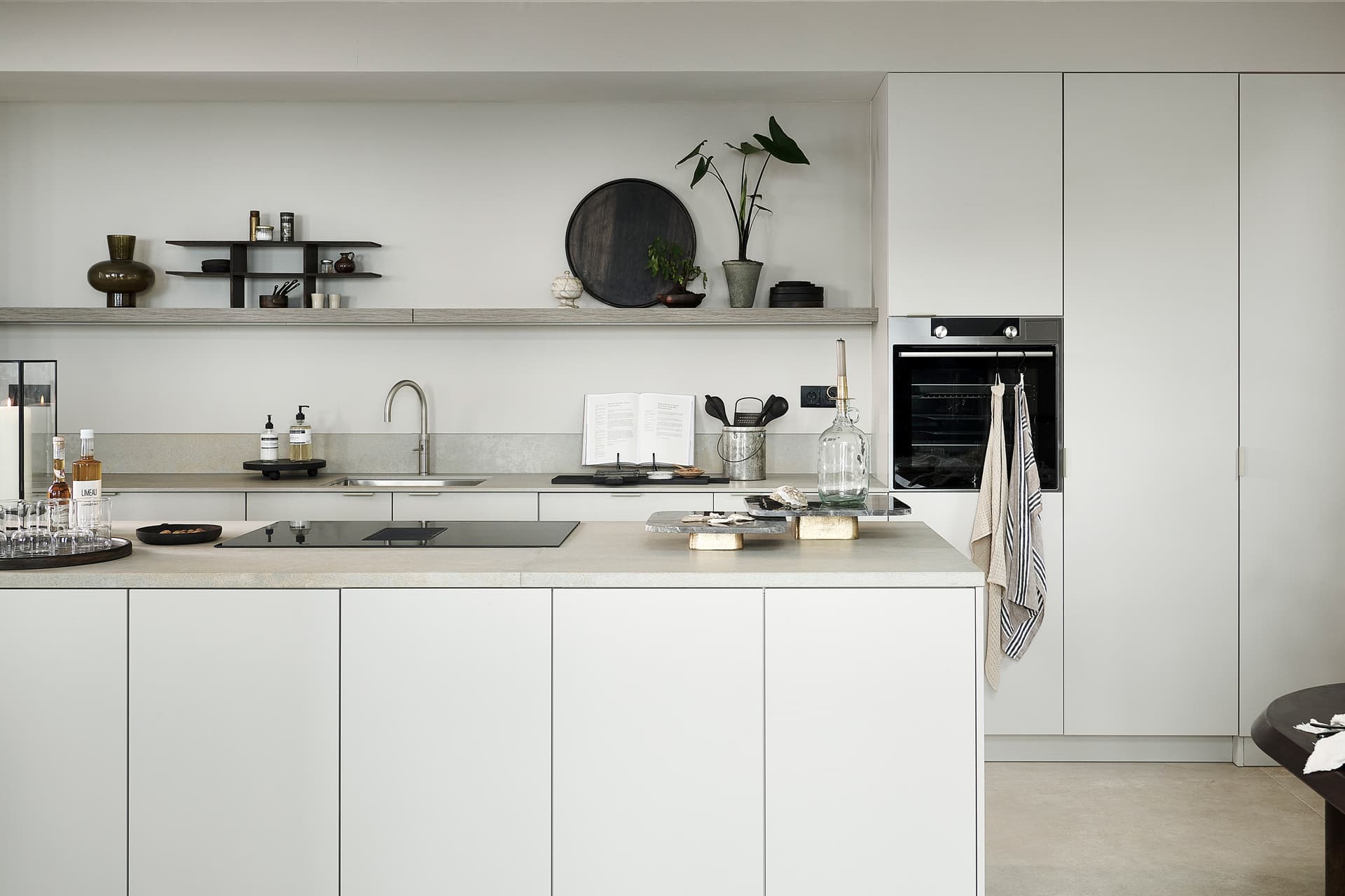 Royale-witte-keuken-met-kookeiland.jpg