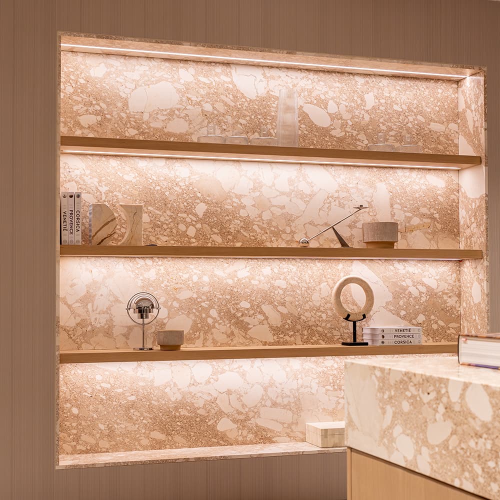 Marmer achterwand met wandplanken