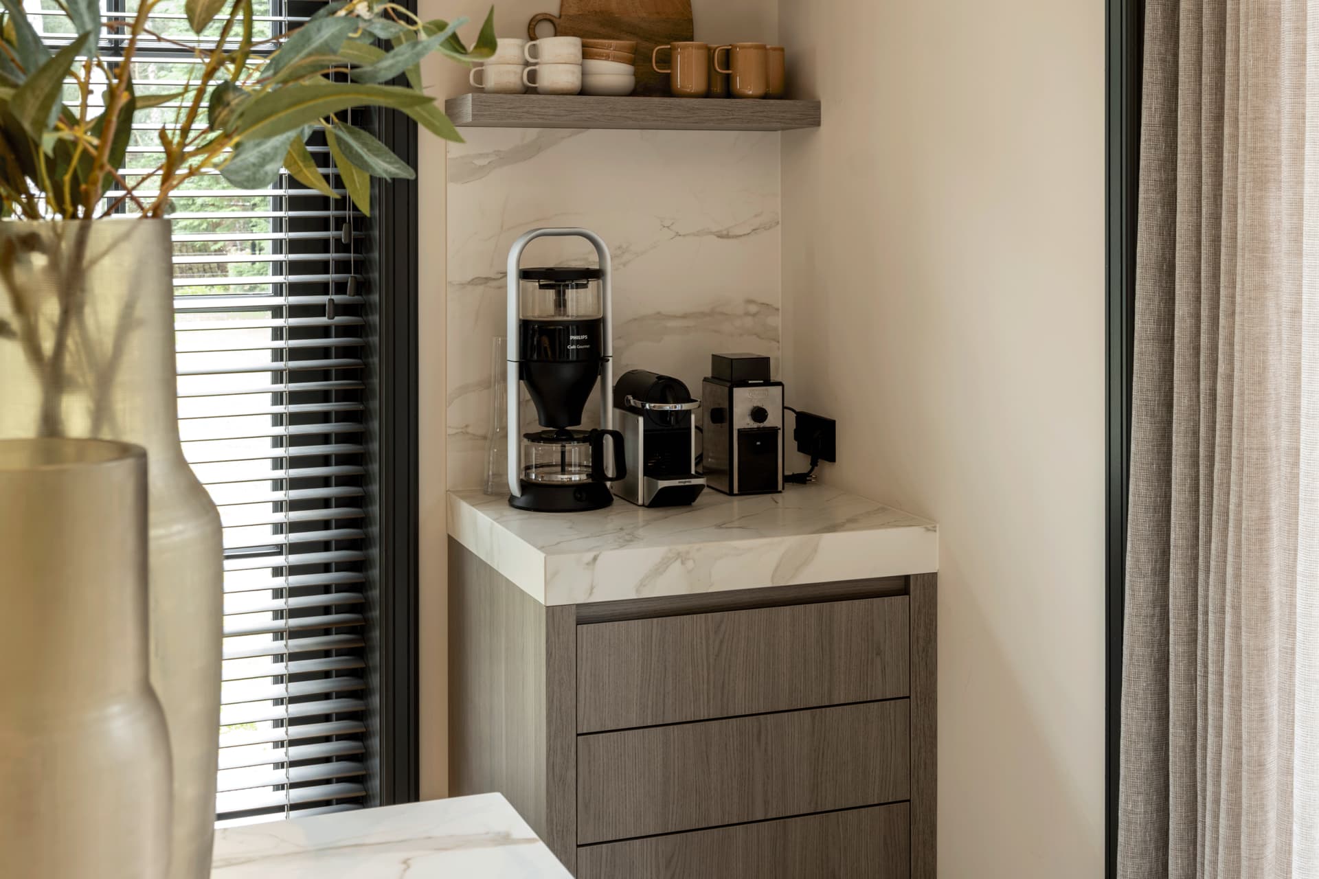 13-Designa-Wolffenbuttel-Huizen-DeniseZwijnenPhotography--(1).png Koffiehoek van hout