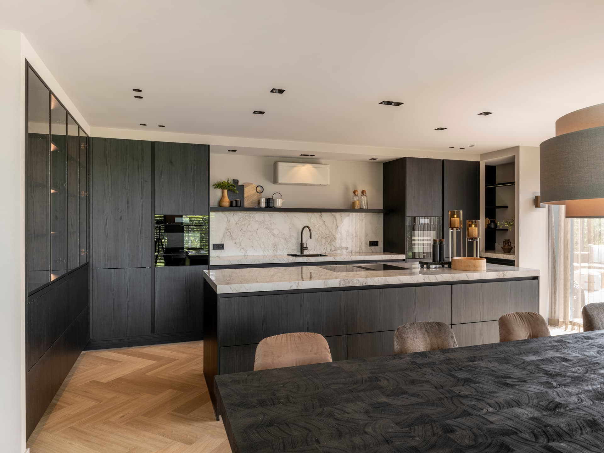 15 Designa Tucek Blaricum DeniseZwijnenPhotography .jpg Zwarte keuken