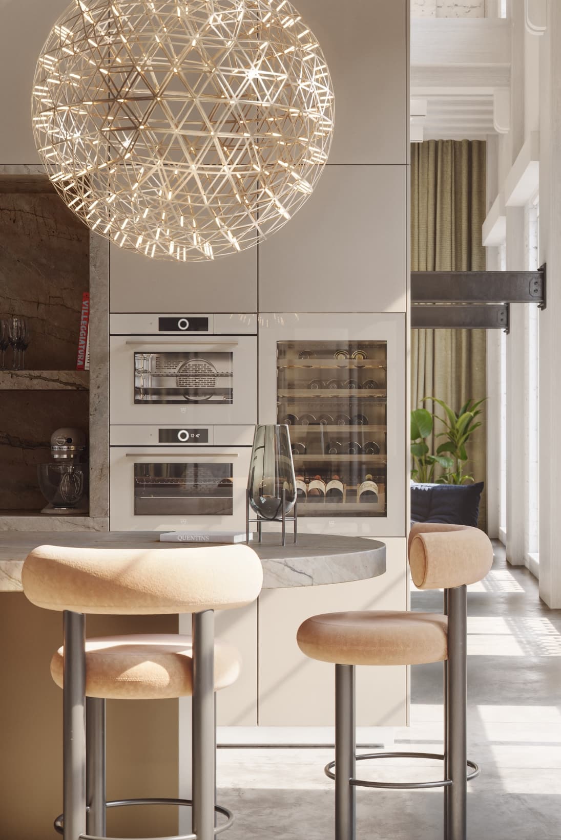 Gekleurde apparatuur.jpg Beige keuken met hoge kasten en een kookeiland met beige marmer werkblad en beige barstoelen