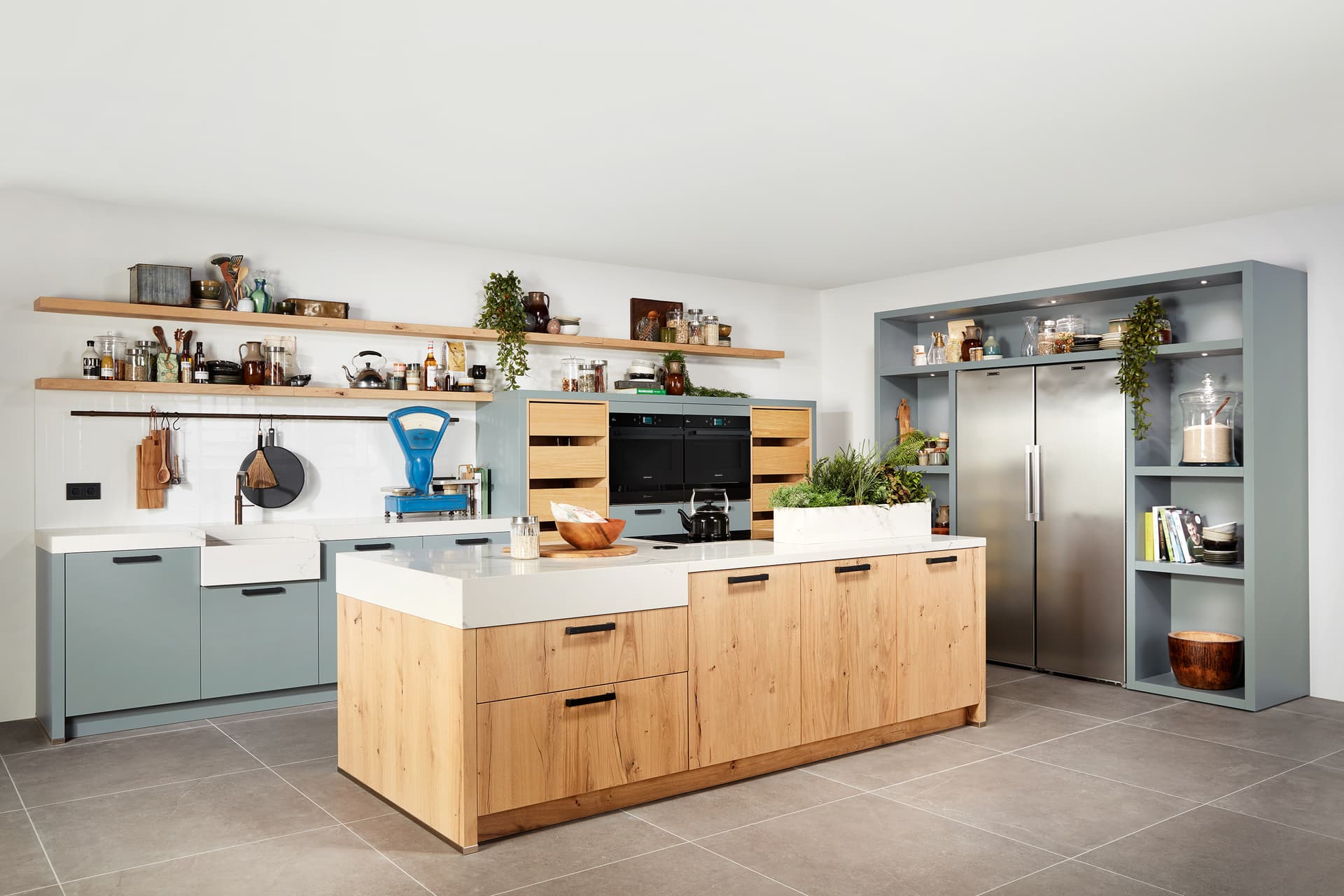 Landelijke-keuken-hout-met-blauw.jpg Landelijke woonkeuken met kookeiland