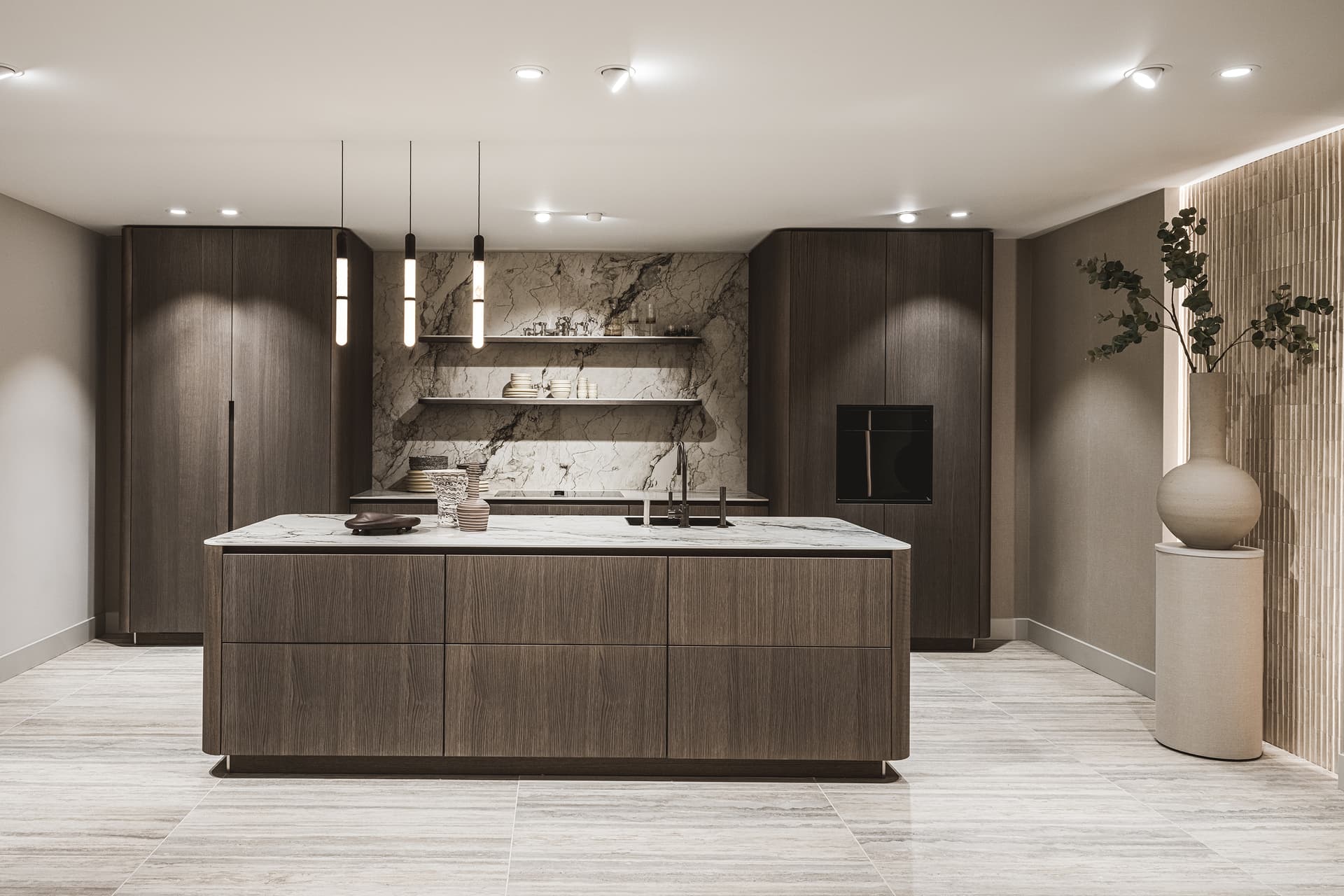 Moderne donkere houten keuken met eiland